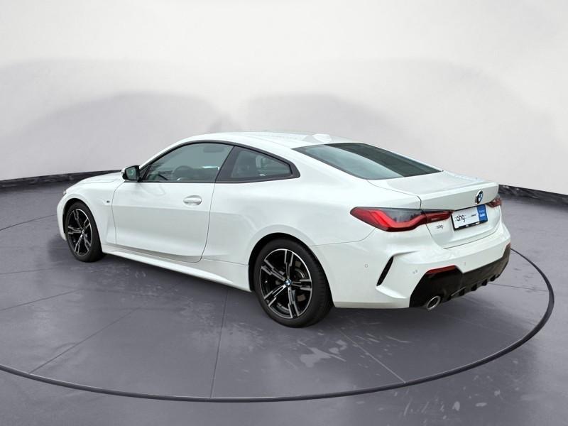 BMW 420d Coupe von hinten in Weiß