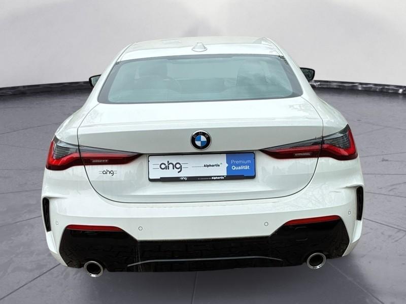 BMW 420d Coupe von hinten in Weiß