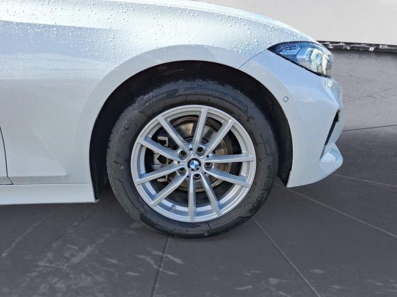 BMW 318i Touring mit Detailansicht auf die Felgen