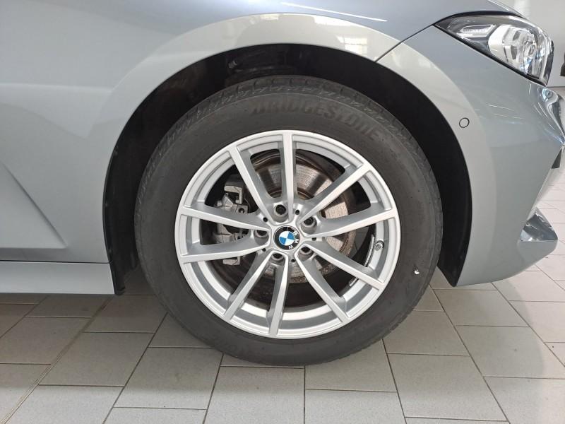 BMW 318i Touring mit Detailansicht auf die Felgen