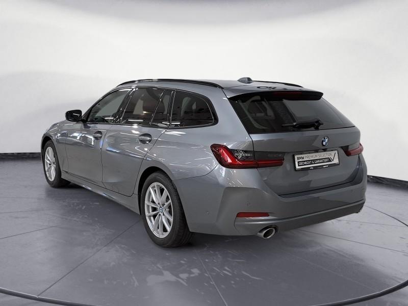 BMW 318i Touring von hinten in Grau