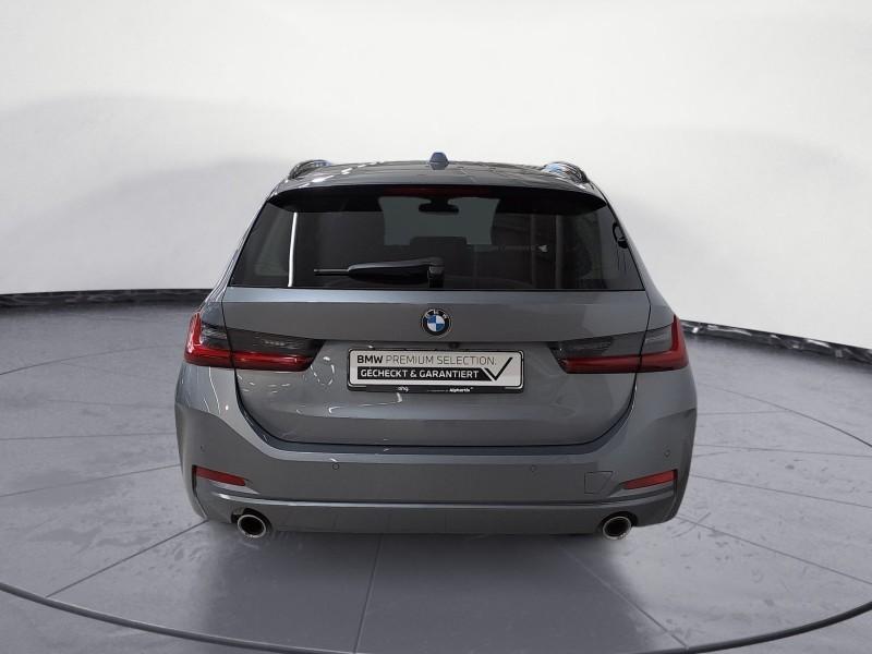 BMW 318i Touring von hinten in Grau
