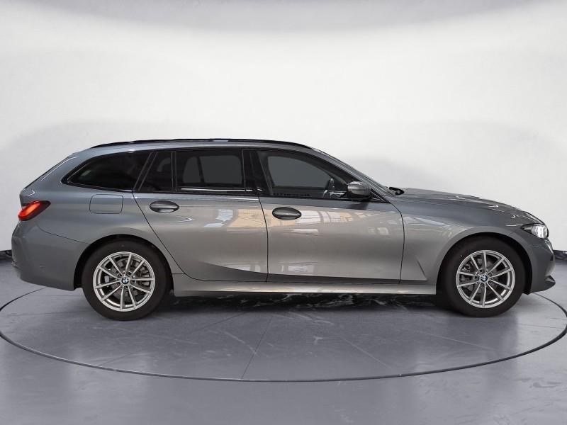 BMW 318i Touring von der Seite in Grau