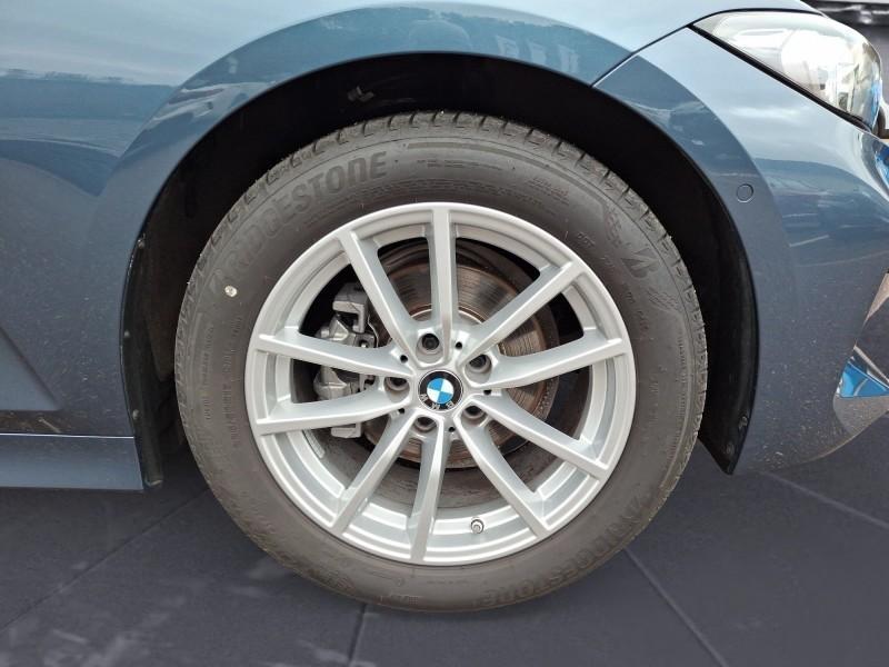 BMW 318i Touring mit Detailansicht auf die Felgen