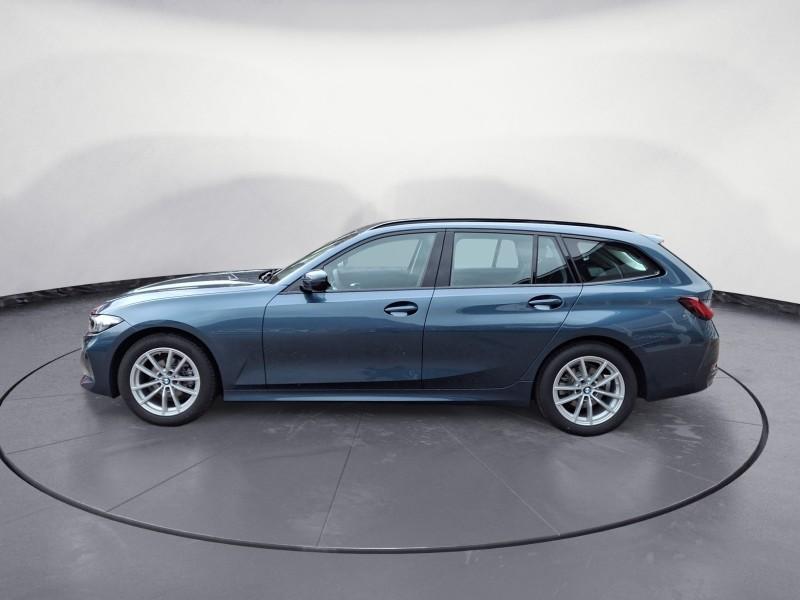 BMW 318i Touring von der Seite in Blau