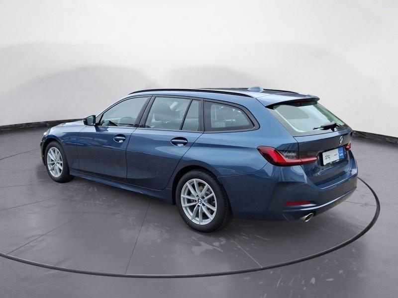 BMW 318i Touring von hinten in Blau