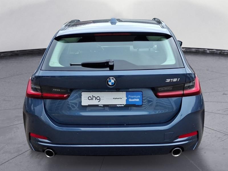 BMW 318i Touring von hinten in Blau