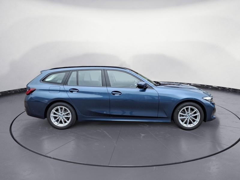 BMW 318i Touring von der Seite in Blau