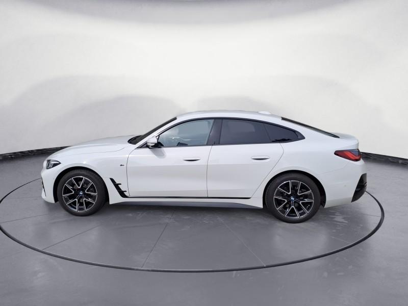 BMW 420i Gran Coupe von der Seite in Weiß