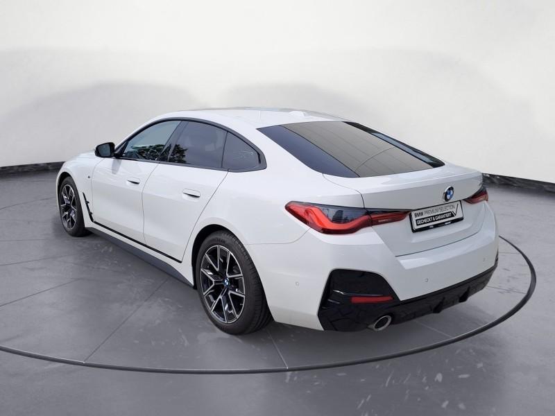 BMW 420i Gran Coupe von der Seite in Weiß