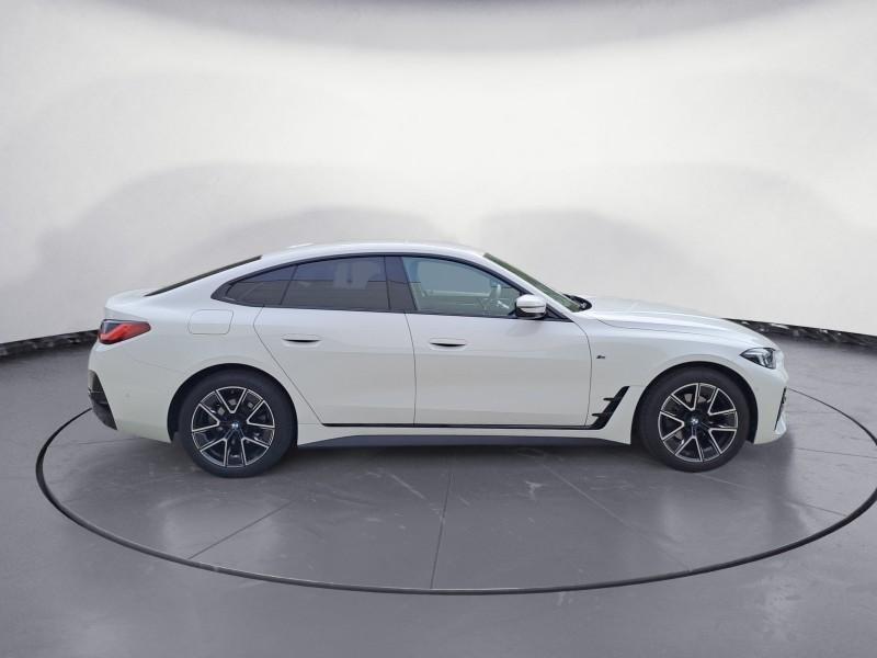 BMW 420i Gran Coupe von der Seite in Weiß