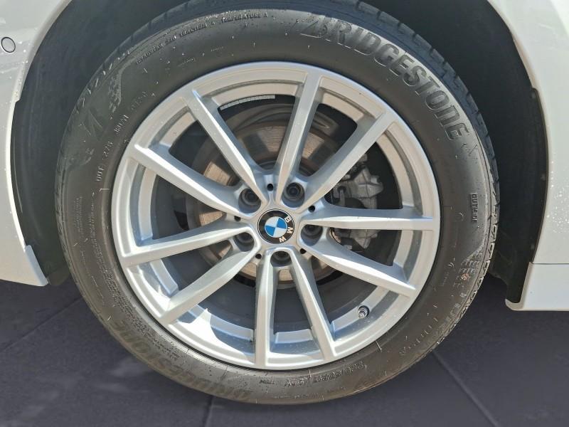 BMW 318i Touring mit Detailansicht auf die Felgen