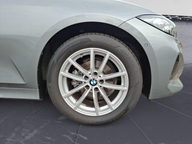 BMW 318i Touring mit Detailansicht auf die Felgen