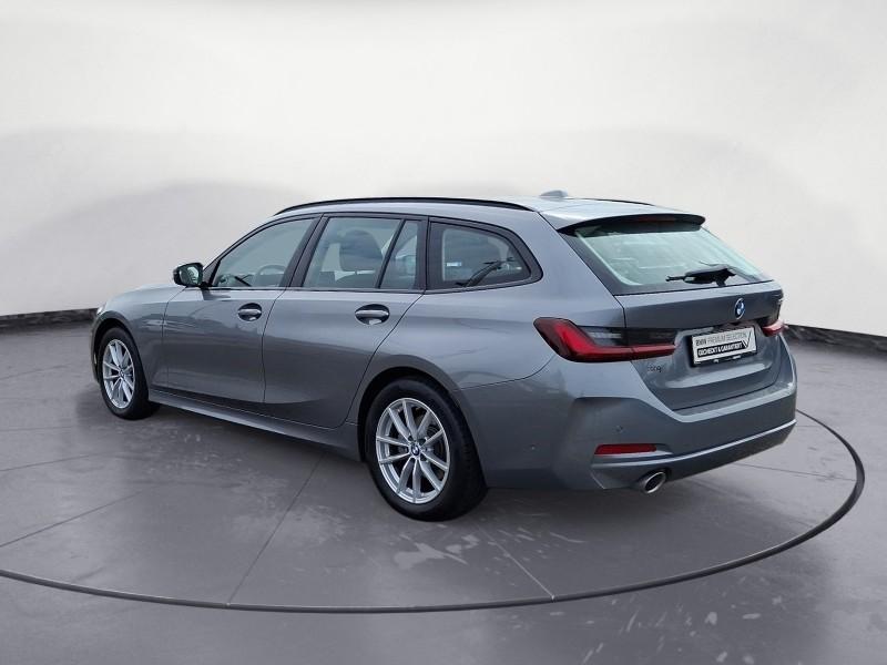 BMW 318i Touring von hinten in Grau
