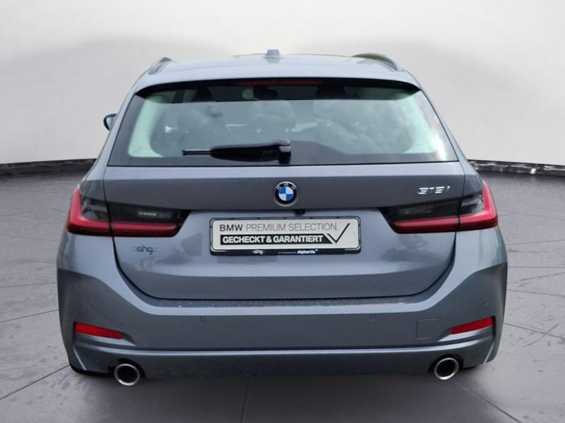 BMW 318i Touring von hinten in Grau