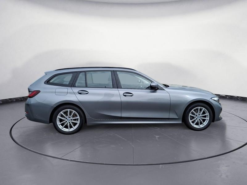 BMW 318i Touring von der Seite in Grau