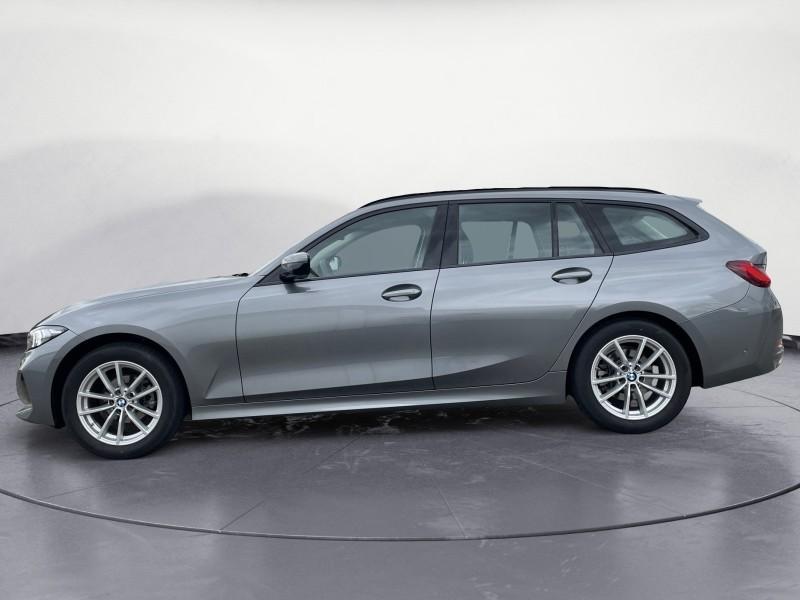 BMW 318i Touring von der Seite in Grau