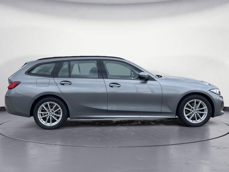 BMW 318i Touring von der Seite in Grau