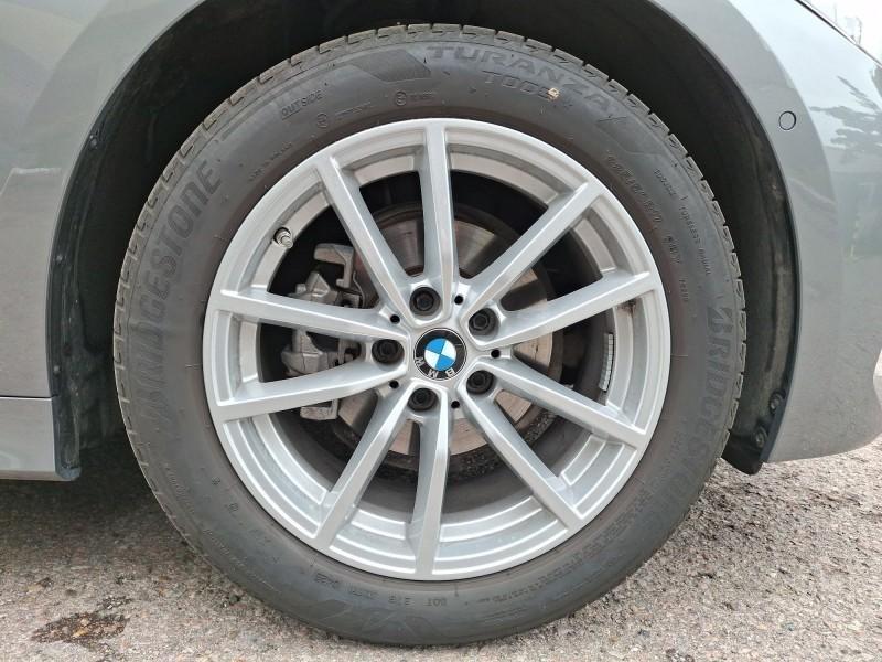 BMW 318i Touring mit Detailansicht auf die Felgen