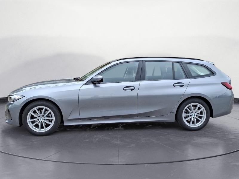 BMW 318i Touring von der Seite in Grau