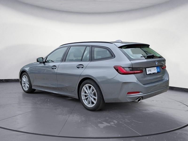 BMW 318i Touring von hinten in Grau