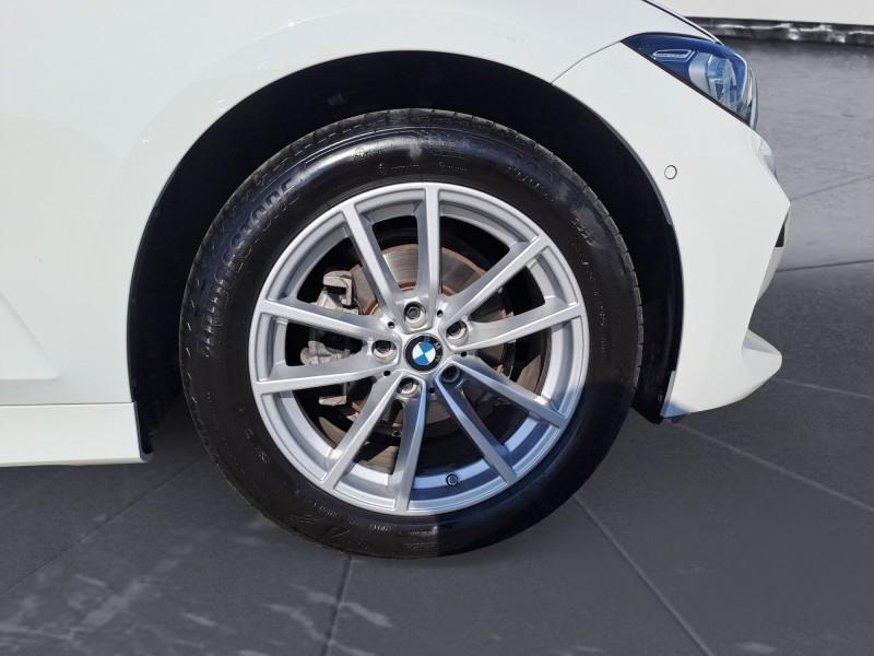 BMW 318i Touring mit Detailansicht auf die Felgen