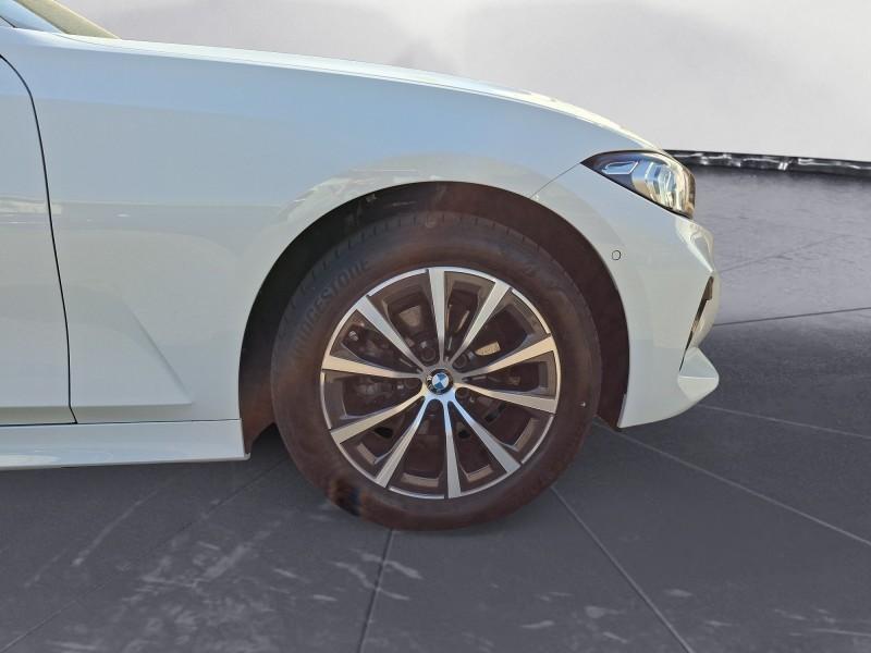 BMW 318i Touring mit Detailansicht auf die Felgen