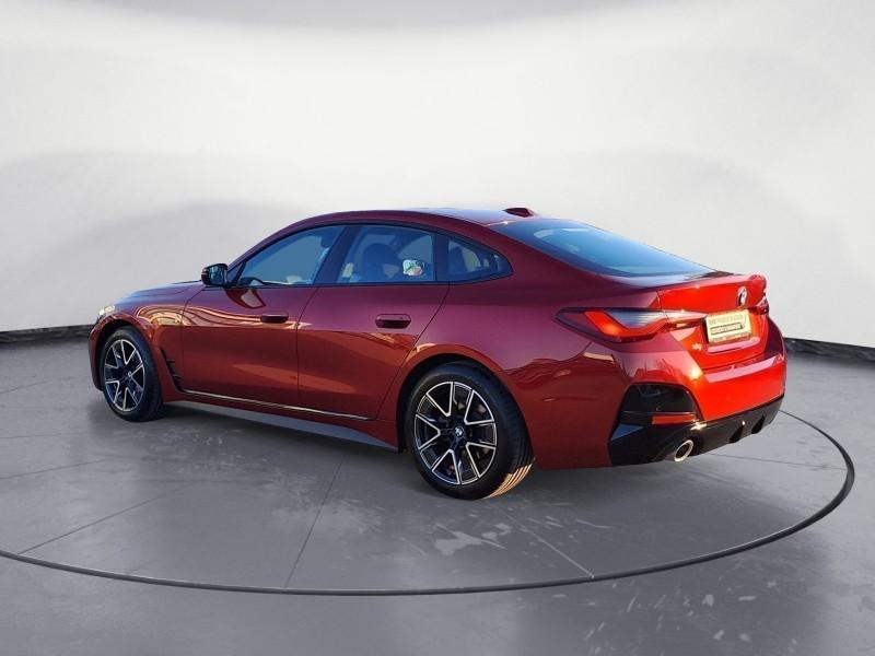 BMW 420i Gran Coupe von der Seite in Rot