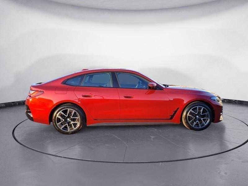 BMW 420i Gran Coupe von der Seite in Rot