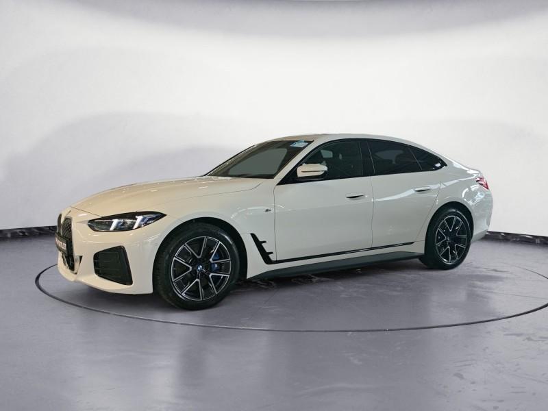 BMW i4 eDrive40 Gran Coupe von vorne in Weiß
