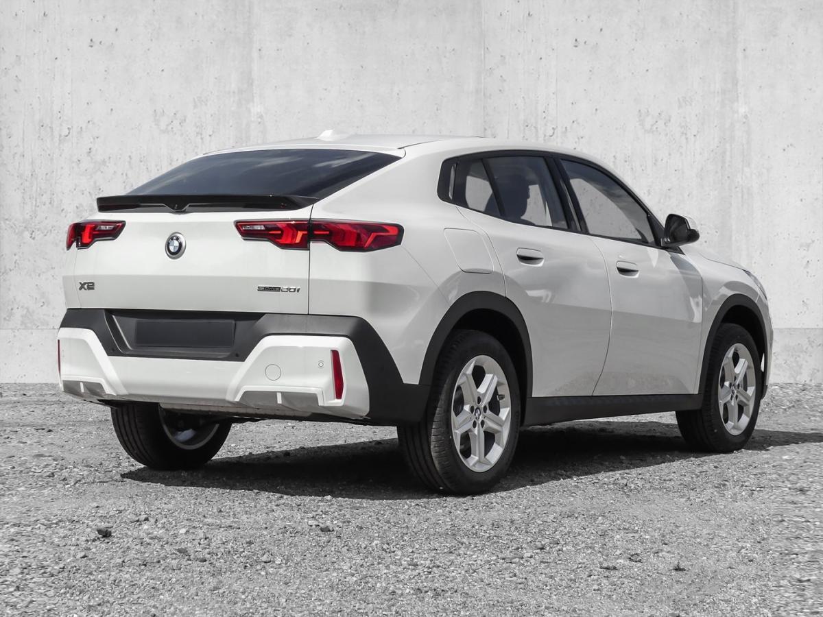 BMW X2 sDrive20i von hinten in Weiß