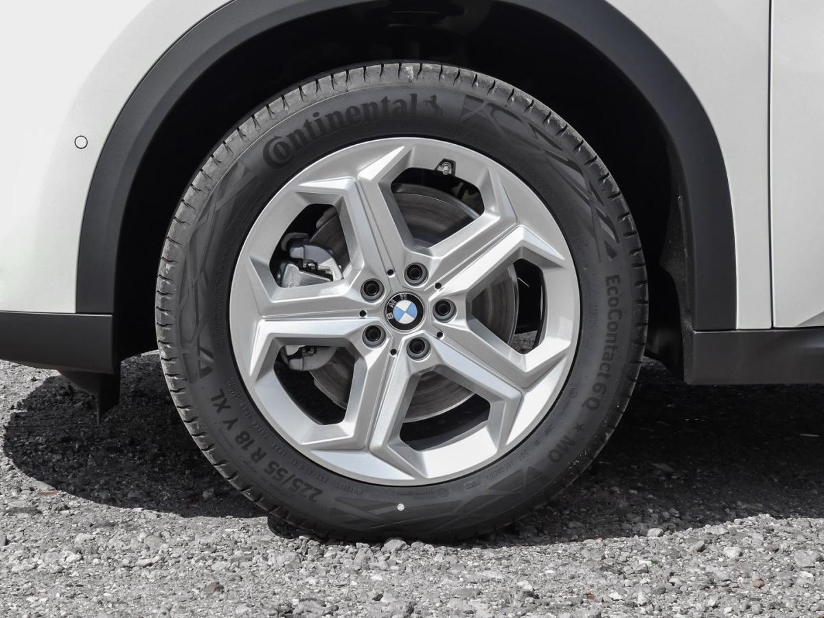 BMW X2 sDrive20i mit Detailansicht auf die Felgen