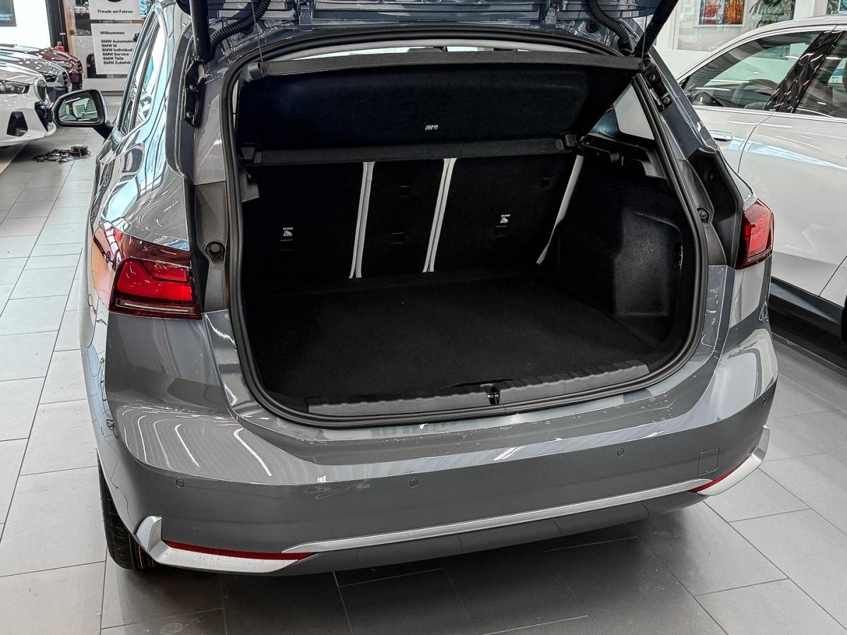 BMW 216i Active Tourer von hinten in Grau