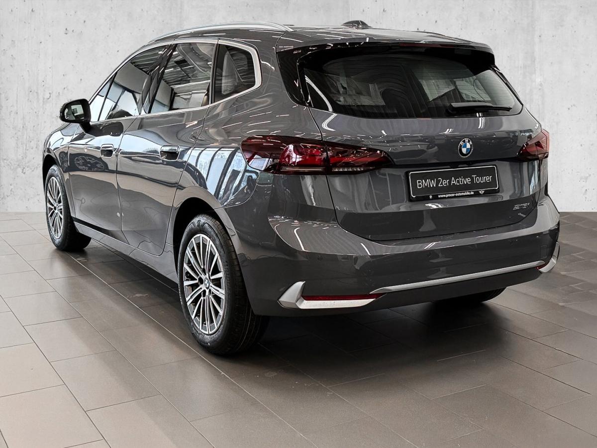 BMW 216i Active Tourer von hinten in Grau