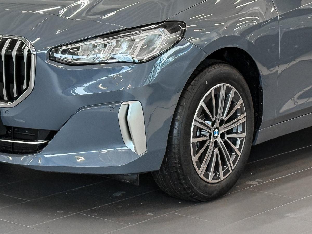 BMW 216i Active Tourer mit Detailansicht auf die Felgen