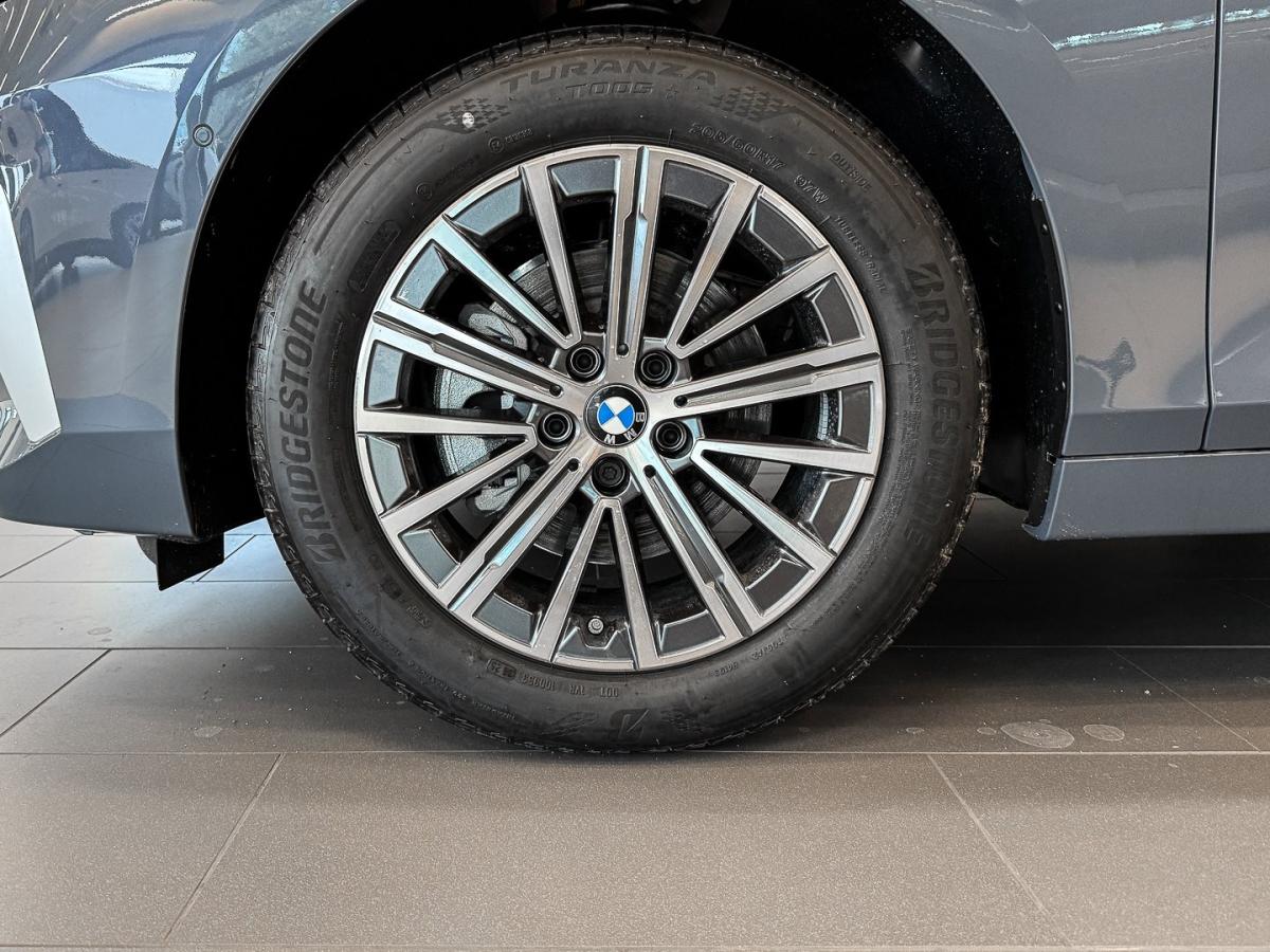 BMW 216i Active Tourer mit Detailansicht auf die Felgen
