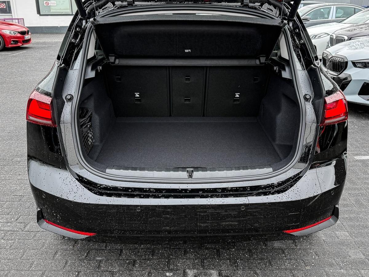 BMW 218i Active Tourer von hinten in Schwarz