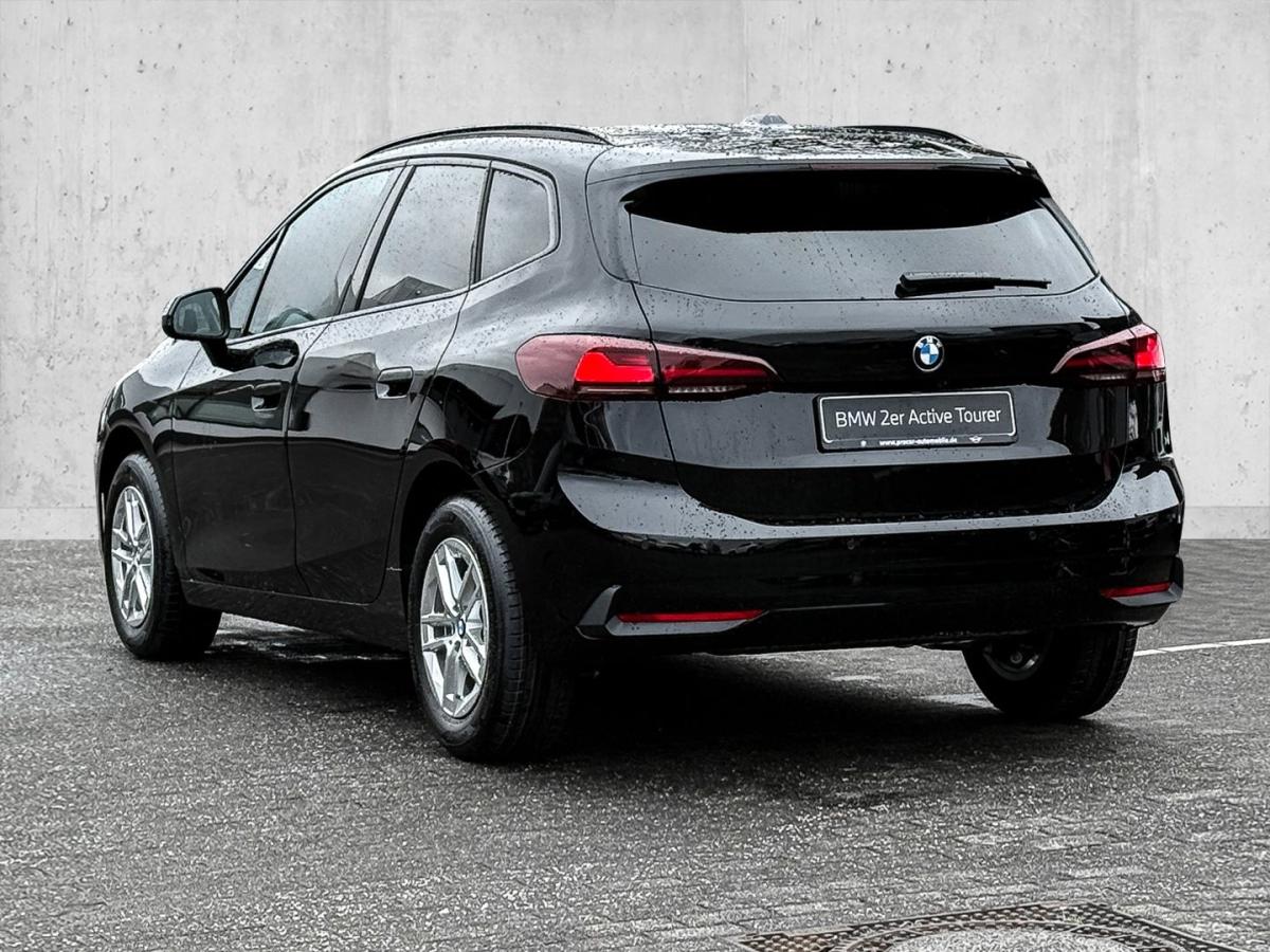 BMW 218i Active Tourer von hinten in Schwarz
