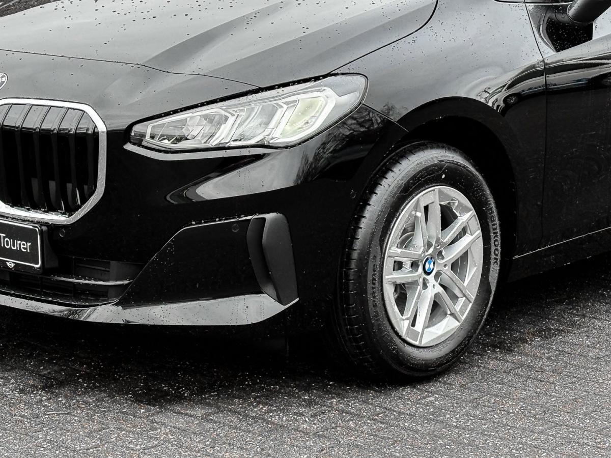 BMW 218i Active Tourer mit Detailansicht auf die Felgen