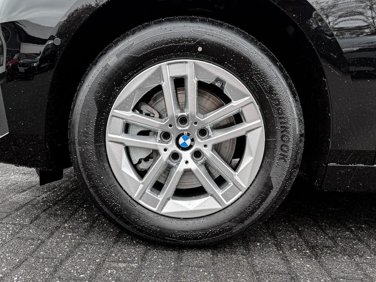 BMW 218i Active Tourer mit Detailansicht auf die Felgen