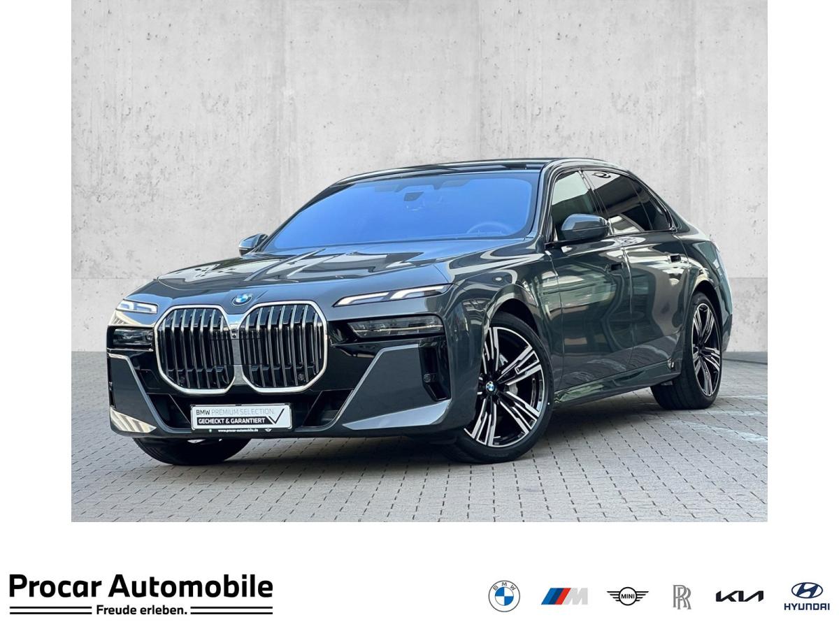 Mehrere Fahrzeuge im Bild