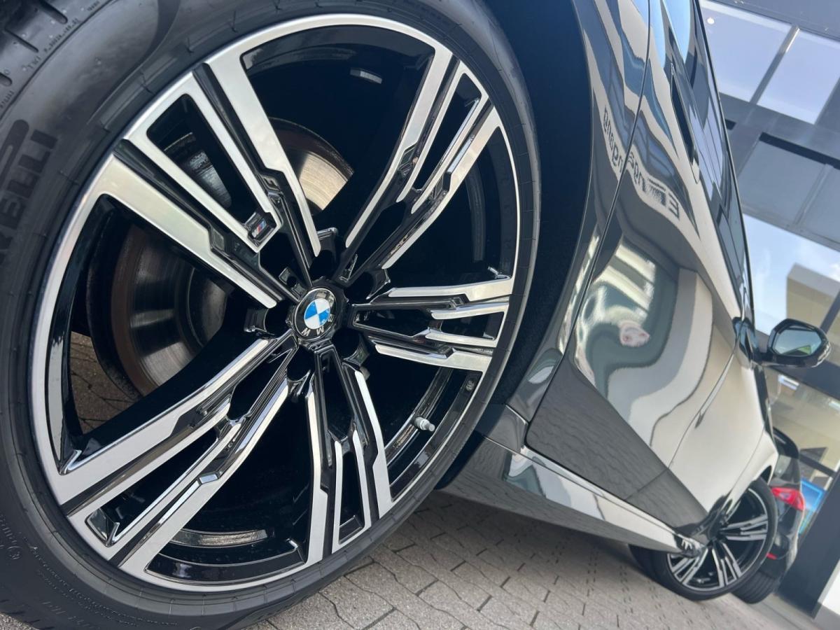 BMW 740d xDrive Limousine mit Detailansicht auf die Felgen