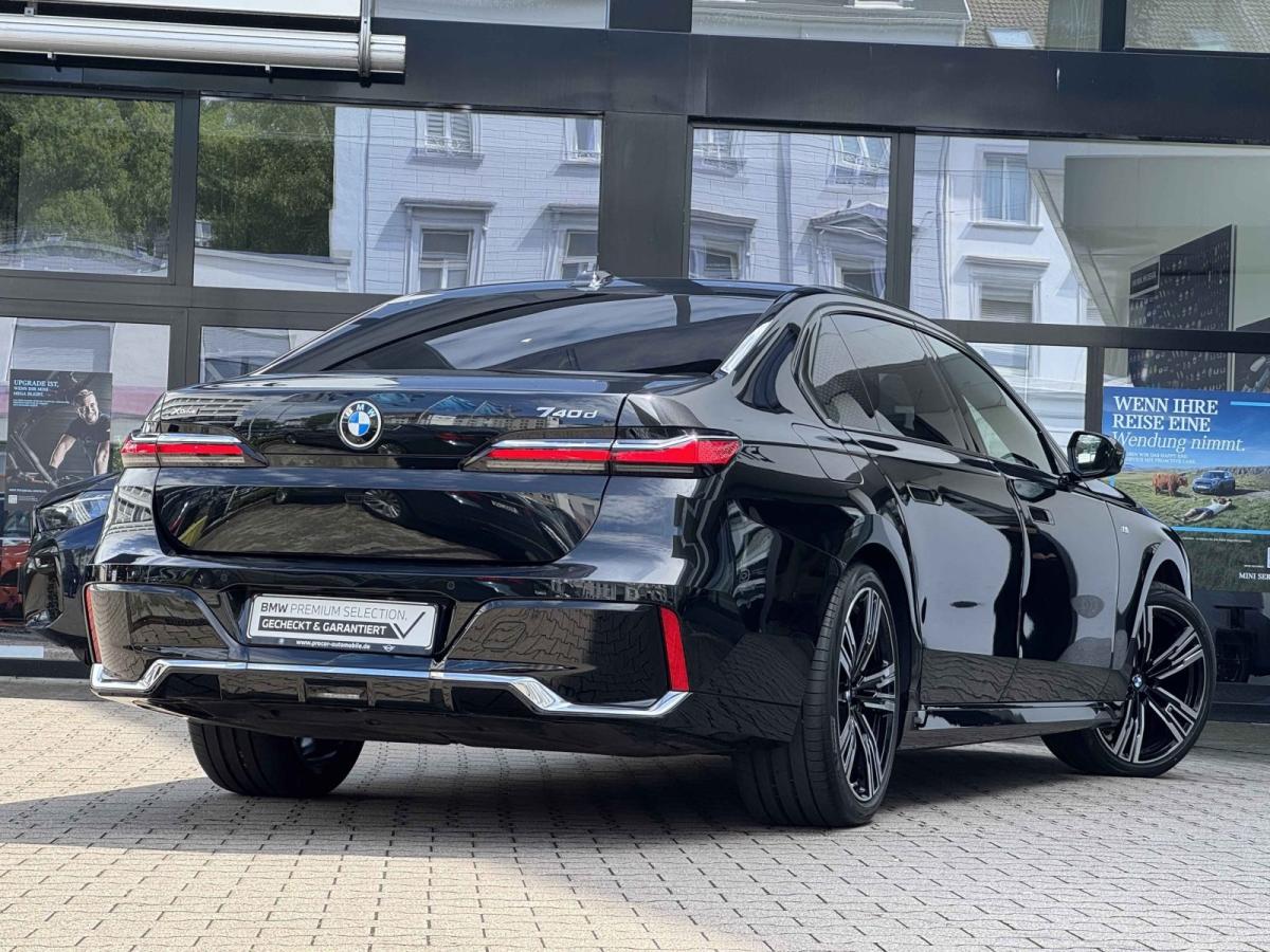 BMW 740d xDrive Limousine von hinten in Schwarz