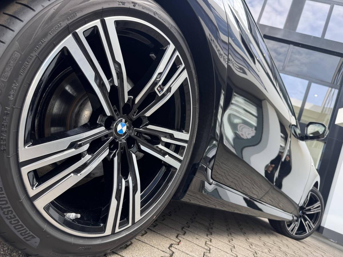 BMW 740d xDrive Limousine mit Detailansicht auf die Felgen