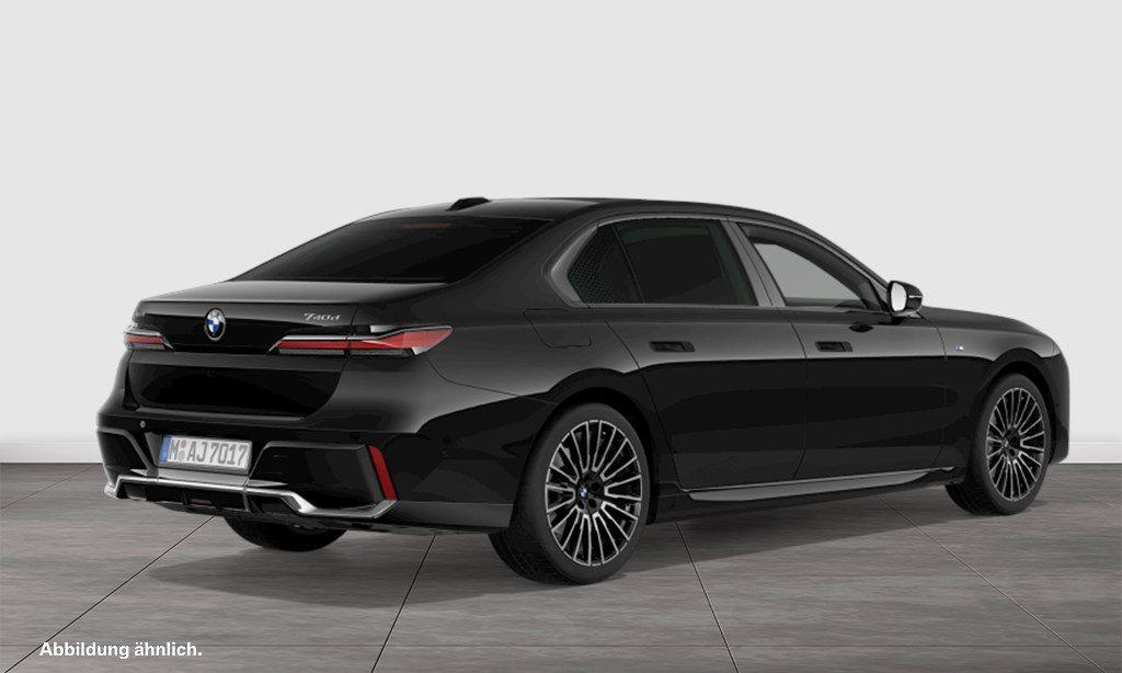 BMW 740d xDrive Limousine von hinten in Schwarz