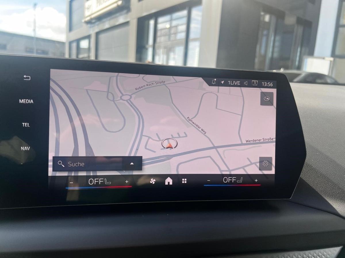 Mehrere Fahrzeuge im Bild