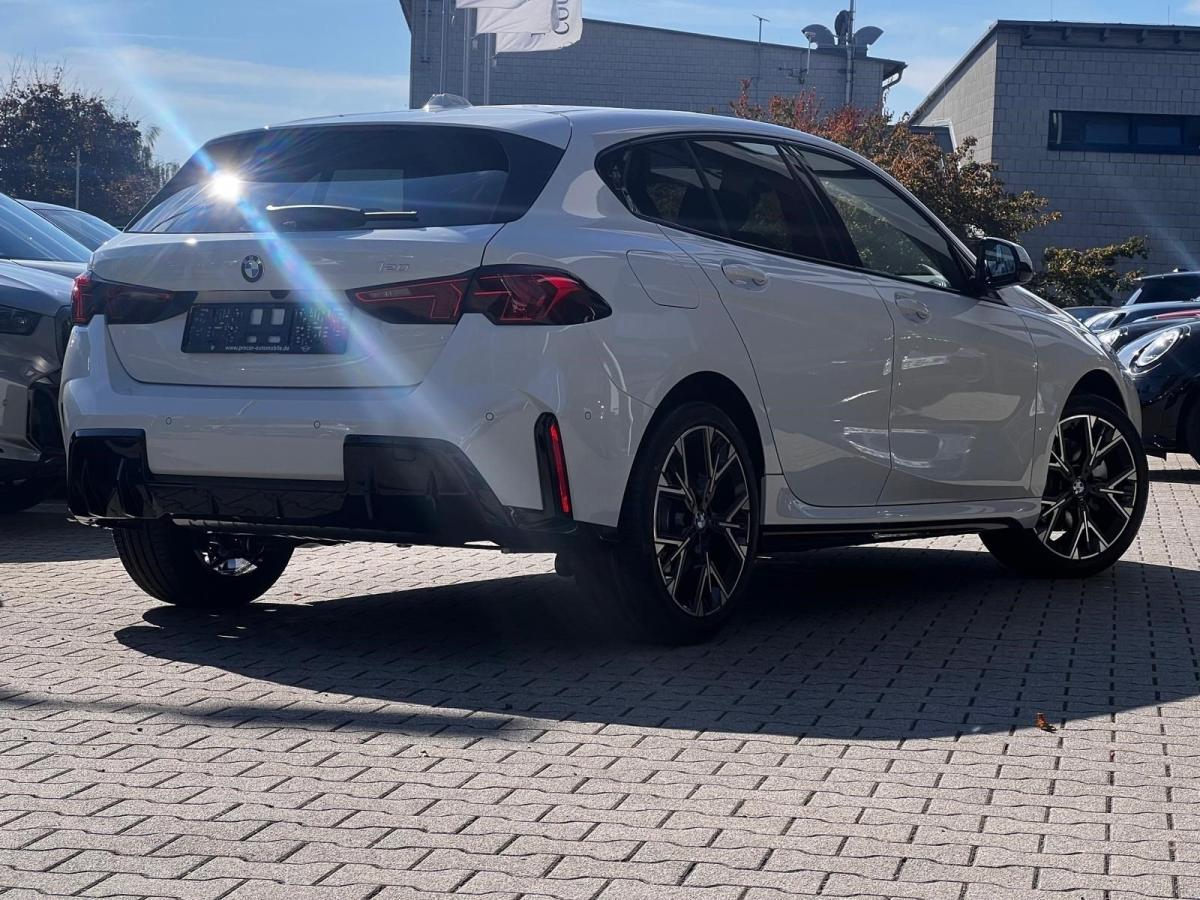 BMW 120 von der Seite in Weiß