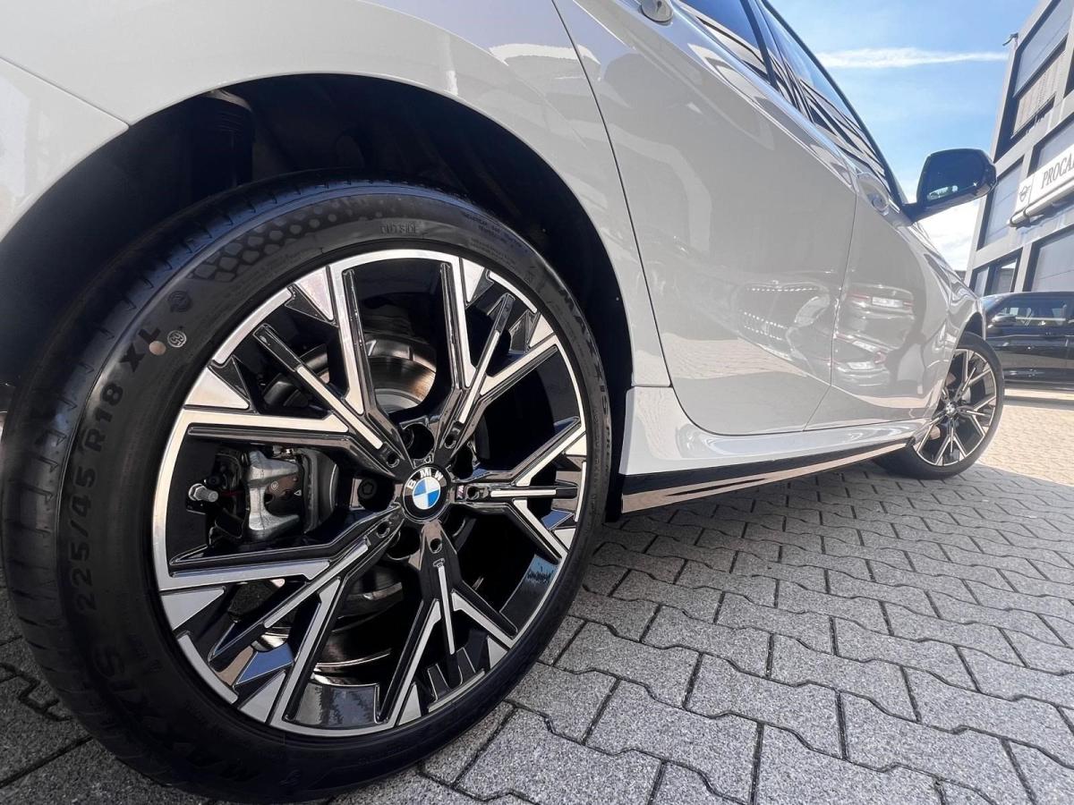 BMW 120 mit Detailansicht auf die Felgen