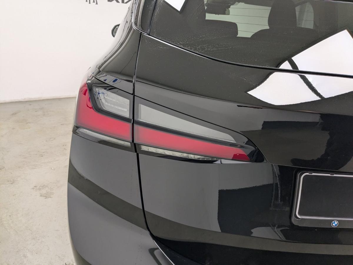 BMW 218i Active Tourer von der Seite in Schwarz
