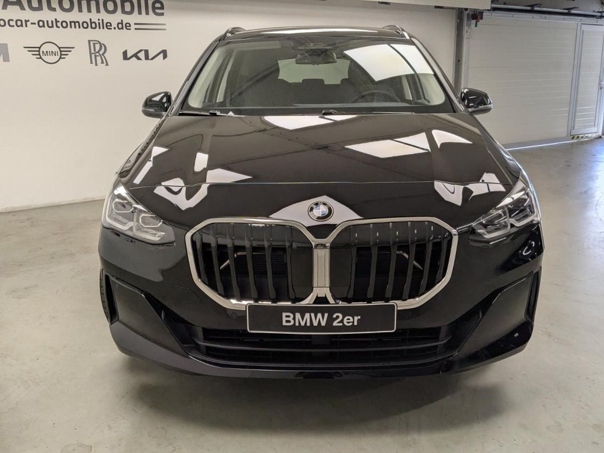 BMW 218i Active Tourer von vorne in Schwarz